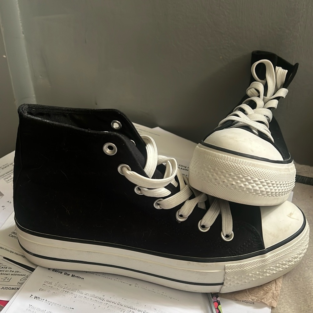 Women’s or men’s black/white high top “converse” look-alike size 10M. Brand new